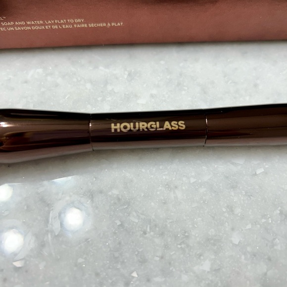 Hourglass Veil Powder Brush - Picture 2 of 3
